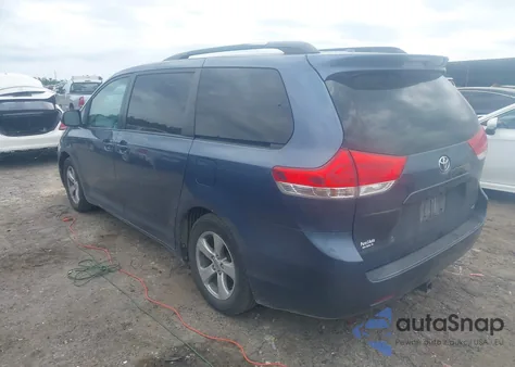 2013 Toyota Sienna Le V6 8 Passenger z USA, uszkodzony, nr VIN 5TDKK3DC0DS340583